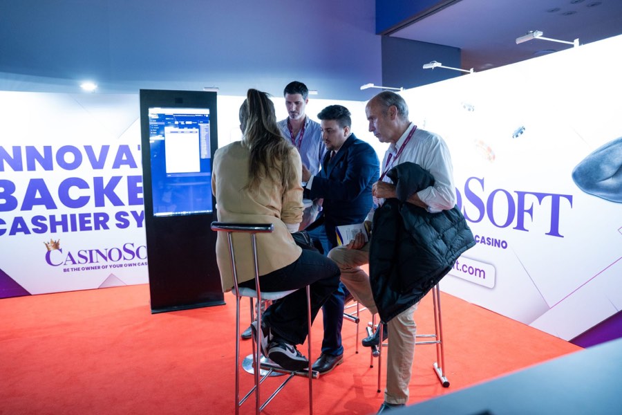 Equipo de CasinoSoft presentando el sistema de caja inteligente en un evento de la industria